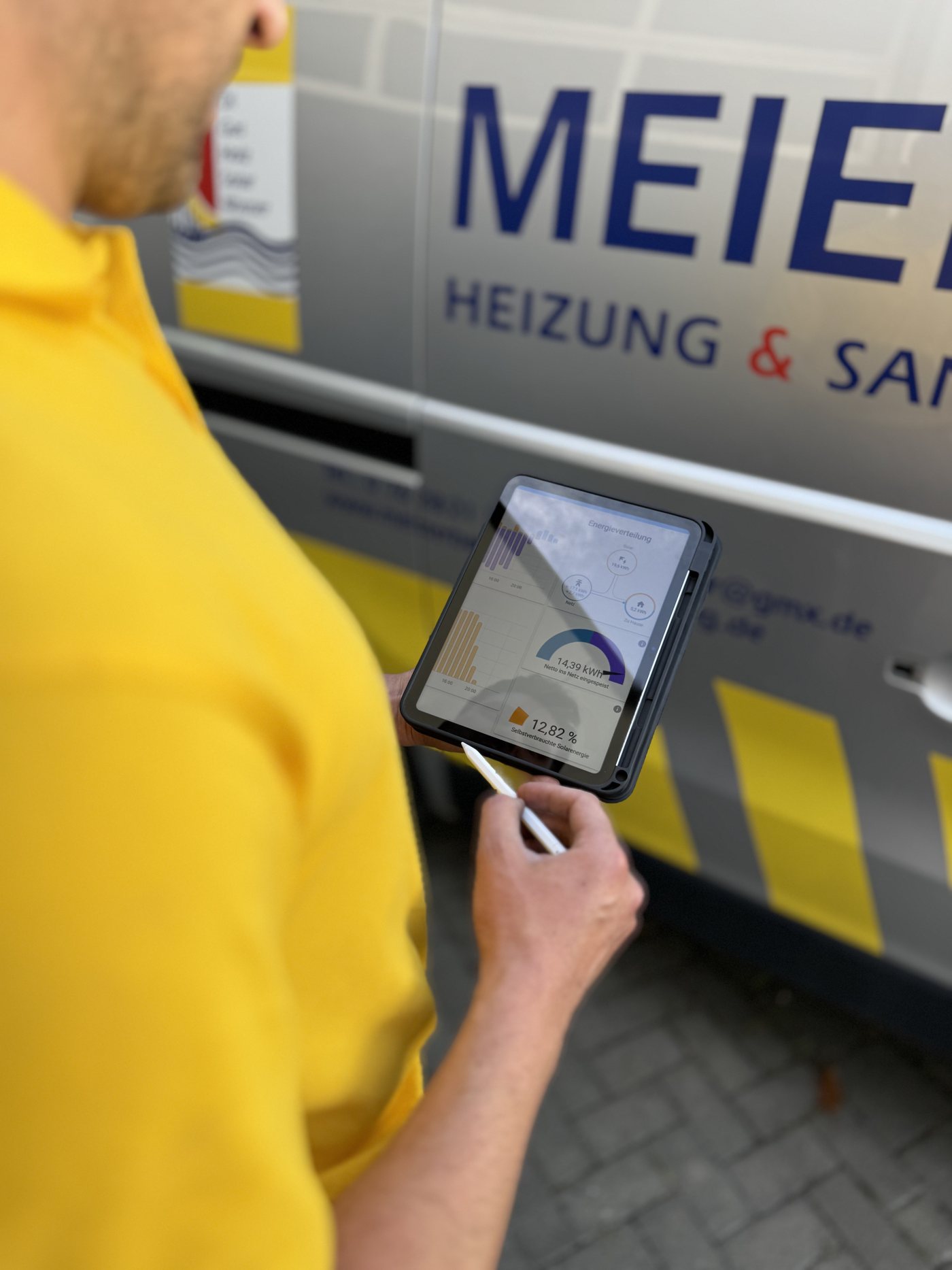 MEIER Mitarbeiter prüft die Energieverteilung einer Solaranlage am Tablet